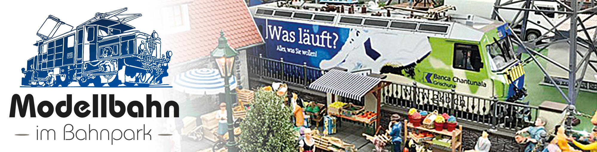 Marktplatz mit Ständen und einem Zug im Hintergrund